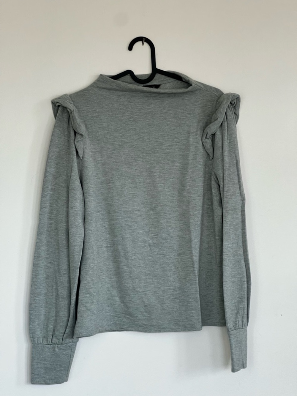 RW&CO. Light Gray Long-Sleeve Ruffle Shoulder Top